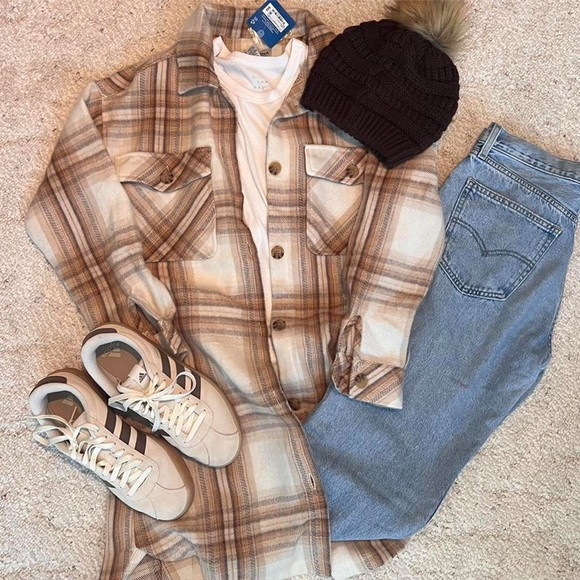 Arizona Jean Company Tops - Arizona Jean Co. cream and tan flannel